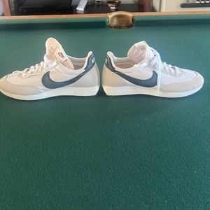 (NEVER WORN) Nike men’s- Air tailwind 79 shoes in white (size 10.5)